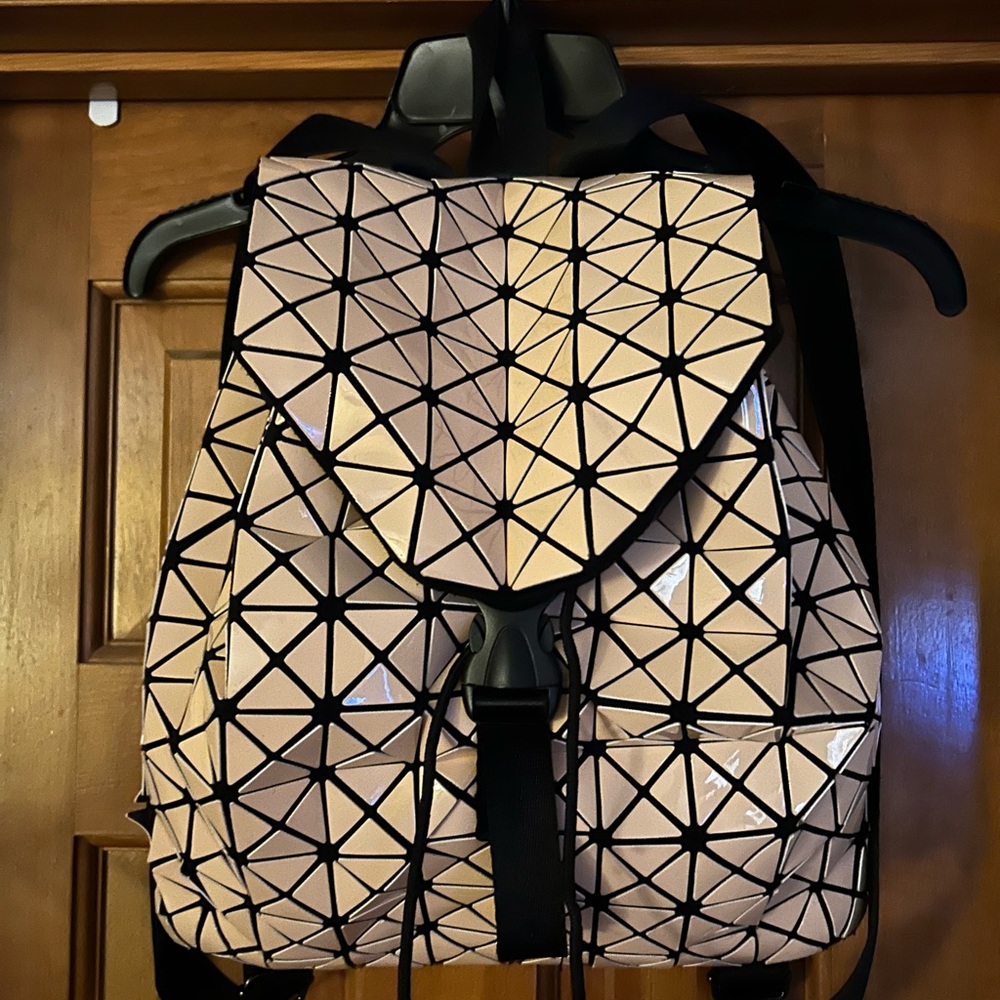 SLANTED TRIANGLE SQUARE BACKPACK IN BEIGE & BLACK
